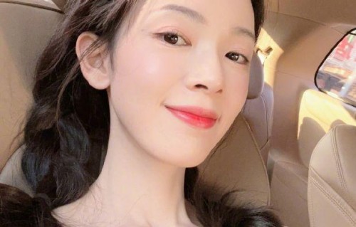 陈瑶晒六宫格自拍美照 穿吊带歪头甜笑神情慵懒惬意