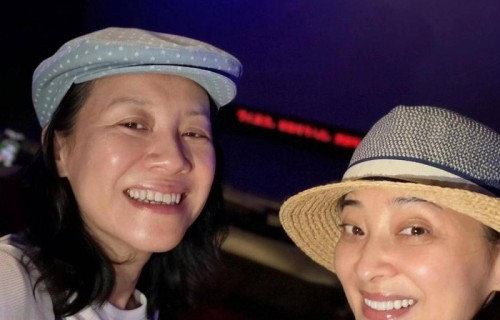 安杰德华“偷溜”出来过六一！梅婷刘琳素颜同框啃西瓜，22年神仙闺蜜情惹人羡