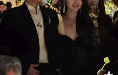 杨洋晚宴人气引对比 生图出圈状态能打