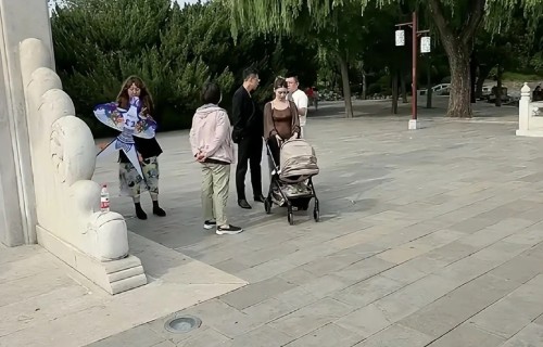 汪宝儿保姆首露脸，穿粉衣留短发戴眼镜，看着像个文化人