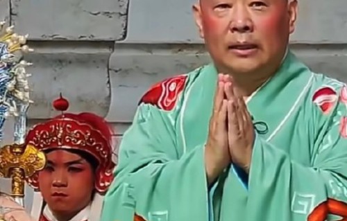 郭德纲在武汉演出中具体改编了哪句歌词？