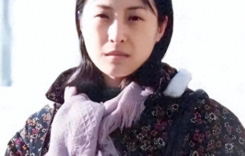 原来她早已结婚，丈夫是国家一级演员，如今定居上海被家人宠成宝