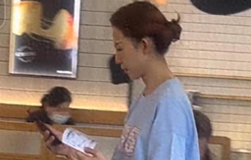 香港偶遇蔡少芬一家，没想到张晋这么矮，儿子戴眼镜才6岁就近视l了