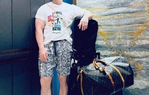 德云社烧饼发文,晒照引网友热议,一改往日风格,开始走帅哥路线