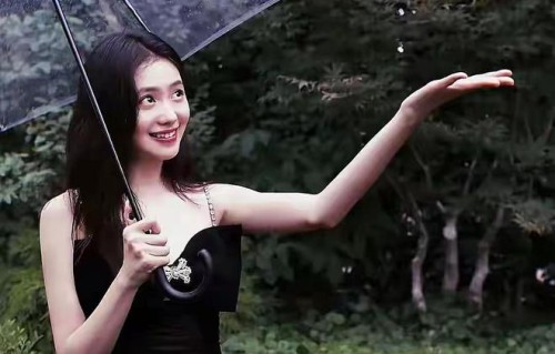 颜值身材双封神，争议却甩不掉！刘浩存，内娱最矛盾的00后小花。|张艺谋|镜头|央视|肩颈|学员