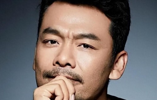 父亲是著名导演，他却窝囊35年没人理，直到遇66岁迟蓬才大火