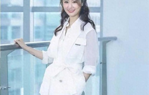 林心如再次挑战制服风采，白色衬衣搭配同款西服尽显女王气息！