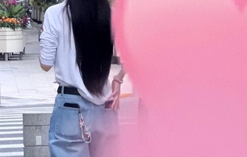 杨颖街头遛娃被偶遇！裤兜塞满三部手机接地气，母子同款长腿瞩目