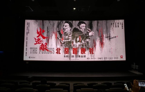 电影《火遮眼》结尾聚焦儿童拐卖真实案件，这对观众的社会警醒意义是什么？