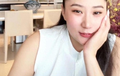 Coco霸气回应完两个问题就下播了，全程强颜欢笑看得出心里的难过