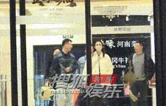 童瑶和老公餐厅会友 饭后热情和朋友道别气氛融洽 