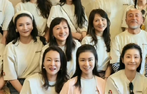 刘亦菲素颜跨国赶赴毕业聚会，老师一句话让她泪洒当场