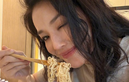 舒淇50岁生日吃素面，一句谐音梗道尽女星身材焦虑与洒脱|影人|寿面|许愿|自拍|态度
