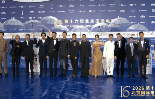 北影节红毯见人品！马思纯甩水不顾别人，老戏骨无人搀扶太唏嘘