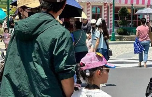 唐嫣罗晋新加坡被偶遇！6岁女儿酷飒出镜，一家三口破婚变传闻