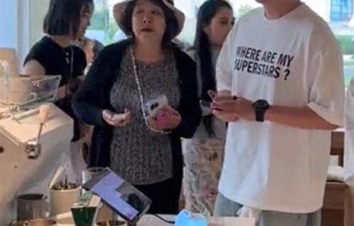陈赫带岳母阿那亚度假，182个头高又壮很惹眼，俩人处得像亲母子