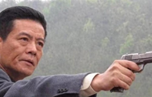 他是著名演员，总演坏蛋导致57岁才结婚，妻子至今都没有露过面