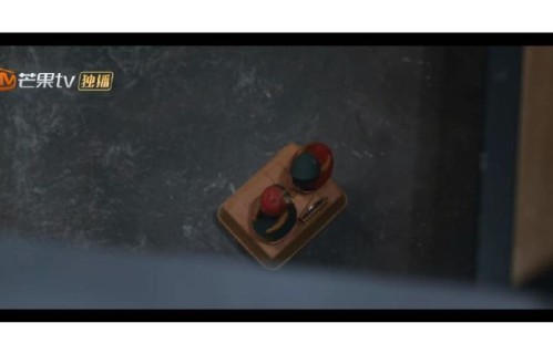 《耀眼》壁咚名场面：亲嘴玩具搅局，关晓彤看李昀锐慌乱偷笑