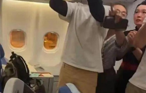 飞机上偶遇胡歌夫妇！妻子长相普通个头不高，但气场凶狠霸气护夫