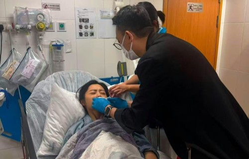 突发！香港金像影后拍戏受伤，嘴唇缝逾50针，宣布全面停工