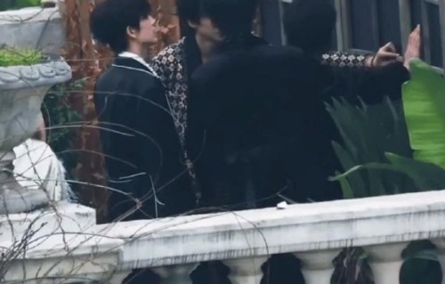 丁程鑫在《开始推理吧》第四季中展现了哪些令人印象深刻的互动和表现？|开始推理吧第二季|张凌赫|综艺|节目|胆量