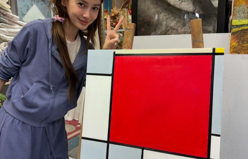 Angelababy与爱猫神似，眉眼慵懒气质复刻