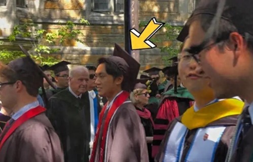 张艺谋儿子耶鲁大学毕业，他穿黑衣参加典礼很低调，张壹丁超帅气