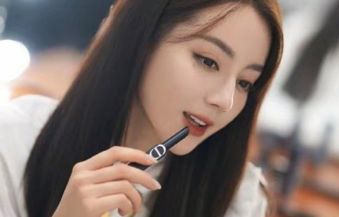 迪丽热巴获奖视频曝出，90花首位视后凭什么是她？