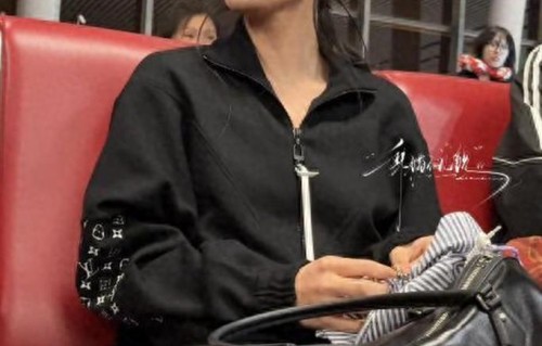 卢昱晓线下被偶遇，穿皱巴吊带裙走路外八，上台驼背拘谨体态差