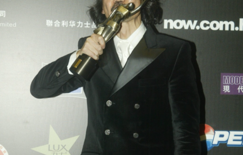 73岁元华罕见携妻子受访！大谈李小龙周星驰往事，太太被指撞脸李司棋
