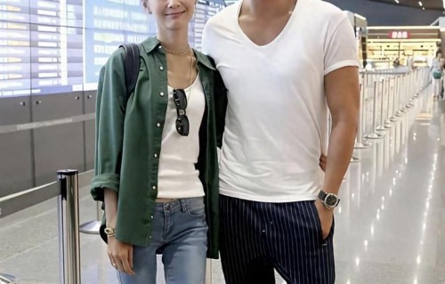 原来她是何润东的老婆，非常朴素端庄，两人很有夫妻相