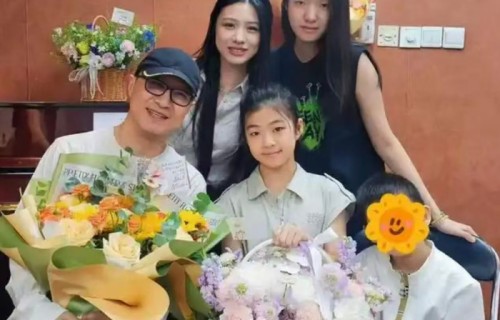 章子怡汪峰为看女儿演出罕同框！章子怡素颜抱儿子，表情满是骄傲|醒醒|离婚|钢琴|舞台|祝福卡