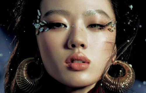 制作人常石磊和郭一凡对单依纯的音乐成长提供了哪些帮助？