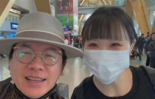 他是上海著名主持，与空姐相恋多年未婚，如今和王冰皓直播当网红