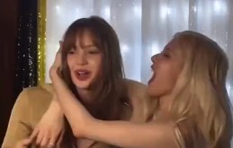 BLACKPINK成员给Lisa庆生 朴彩英亲了Lisa,四个人相处如同好姐妹!!