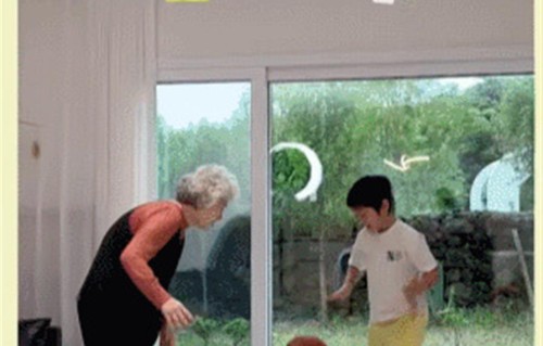 民宇一天赶四个补课班，蔡琳全职照顾看着很心酸，母亲在家里做饭