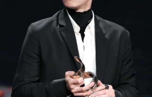 李易峰荣获2022微博电影之夜年度最受瞩目演员奖项|红毯|褒义|新电影|败类|内衬