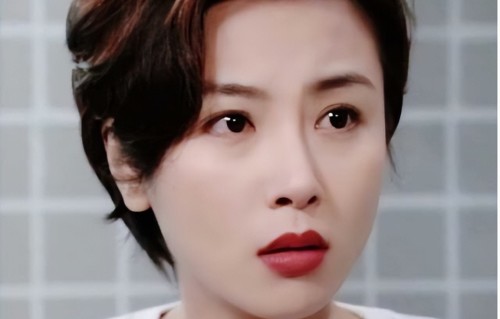 香港知名女神罕见露面，讲话异常缓慢、眼神涣散，被指行为怪异