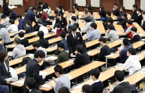 中国人为什么不生孩子？真相扎心了：不是养不起，是卷不起！
