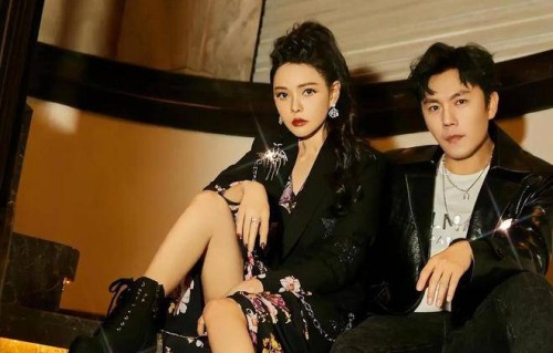 秦昊伊能静东北游玩，夫妻牵手同行，令人羡慕！