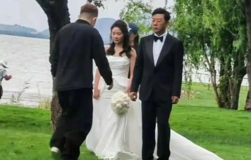 郭涛一家在大理湖畔拍摄婚纱照！一家四口甜翻网友