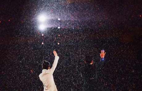 这次雨中演唱会给现场观众和凤凰传奇带来了怎样的情感共鸣？