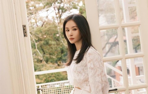 王子文真是小个子穿搭标杆！白色蕾丝上衣+阔腿裤，显高又洋气