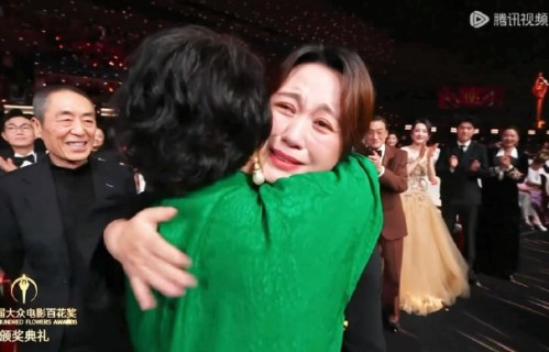 萨日娜凭借《抓娃娃》获奖后，宋佳对她说了什么？