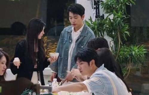 周佑凌冷脸驱赶柳柳，同是占座却笑对杏仁，一场聚餐暴露男嘉宾双标|感情|关系|自然|节目|细节