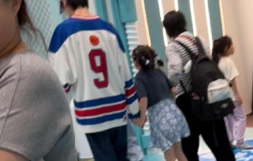 向佐郭碧婷一家四口机场同框路透资讯