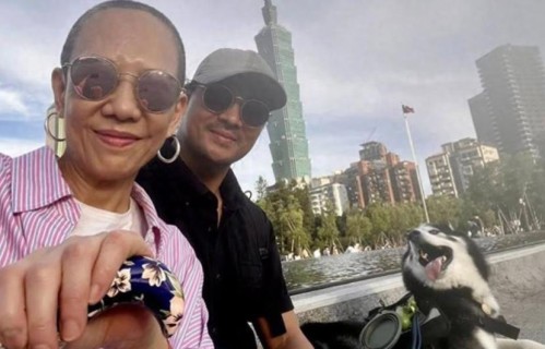 黄大炜移居美国被曝与女友分手，交往三十年，女方称已不需要男友
