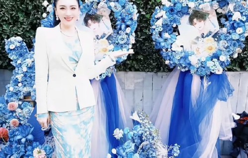 严浩翔老师与翔霖花篮合影|贺峻霖