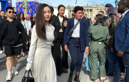 看了王子文的打扮，我悟了：小个子穿对了“顺色装”，显高又洋气 