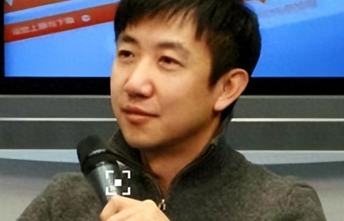 梅婷养他7年，李小冉2次为他流产，55岁娶小15岁小娇妻，凭啥？